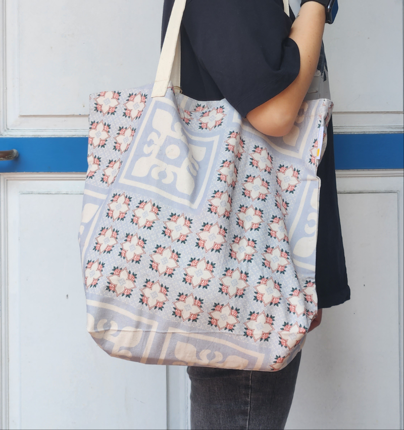 4 Roses Tile Printed Tote Bag